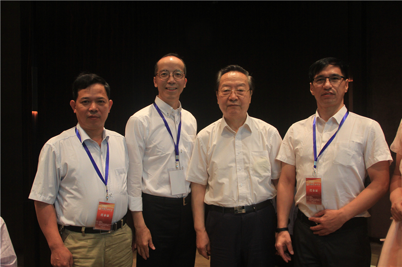 2016年6月，雷建強和其他企業(yè)代表與全國政協(xié)常委、全國政協(xié)經(jīng)濟委員會副主任、工信部首任部長李毅中（右二）合影