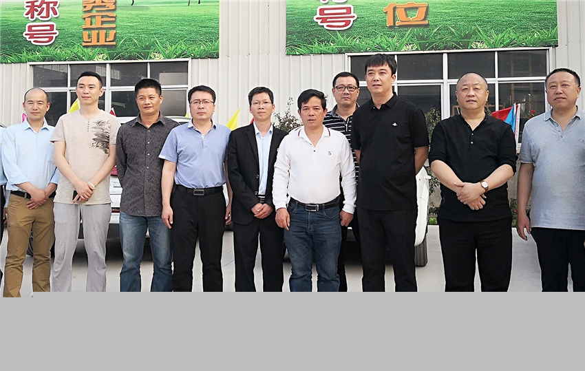 2018年4月，吉林省遼源市龍山區(qū)副區(qū)長鐘亞輝（右三）一行蒞臨我司參觀考察